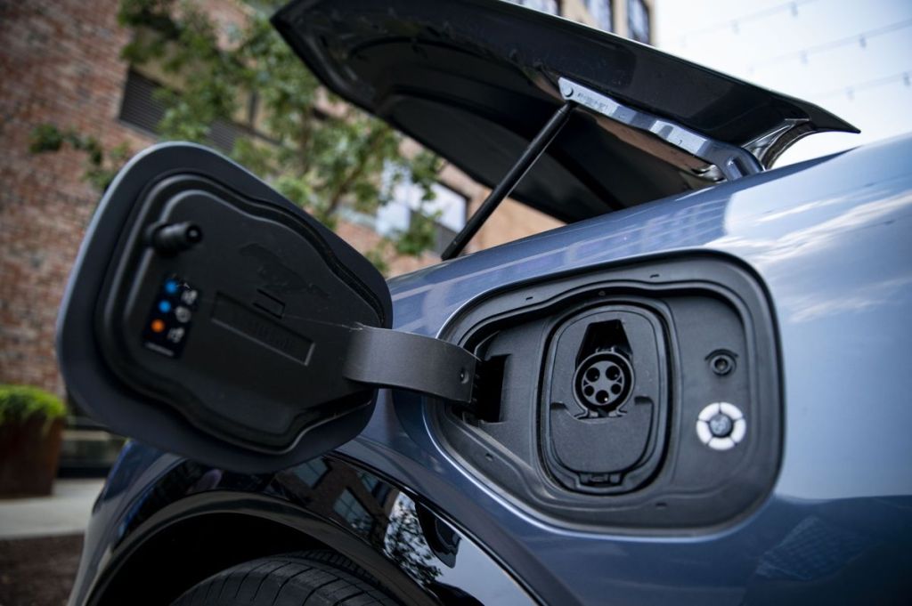 Порт за зареждане на електрически автомобил.